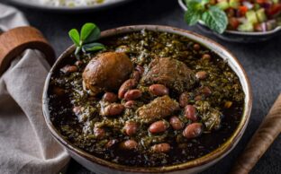طرز تهیه قورمه‌سبزی جاافتاده و مجلسی راز خوشمزگی در مواد باکیفیت!