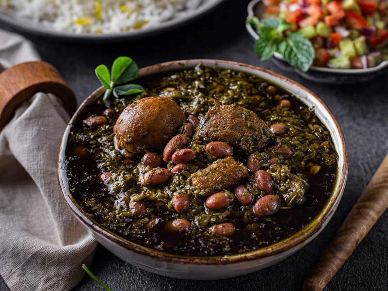 طرز تهیه قورمه‌سبزی جاافتاده و مجلسی راز خوشمزگی در مواد باکیفیت!